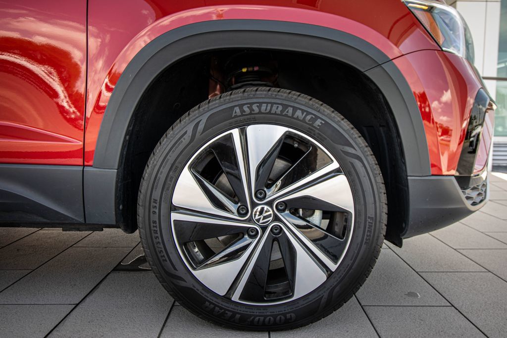 Certified 2024 Volkswagen Taos SE AWD/4WD image 5