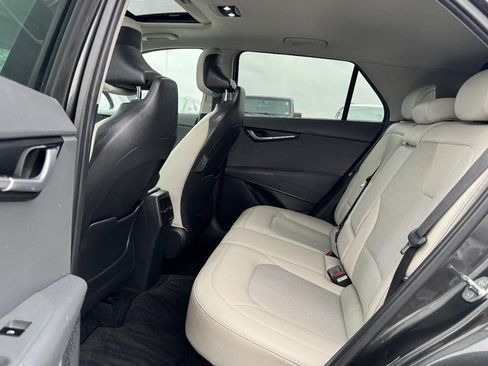 Used 2023 Kia Niro EX Touring image 9