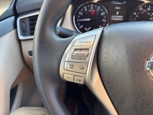 Used 2016 Nissan Rogue SV image 18