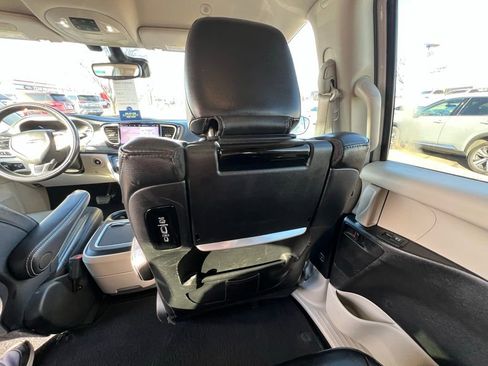 Used 2022 Chrysler Pacifica Touring-L w/ Uconnect Theater Family Group image 20