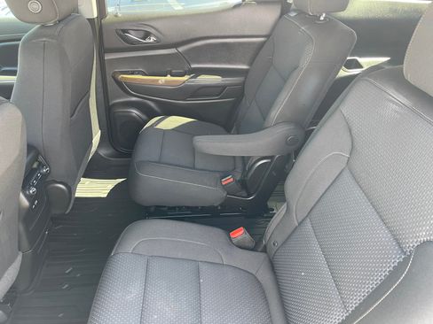 Used 2022 GMC Acadia SLE FWD image 16