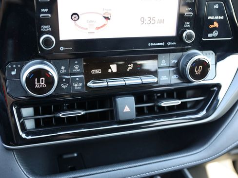 Used 2020 Toyota Highlander XLE AWD/4WD image 31