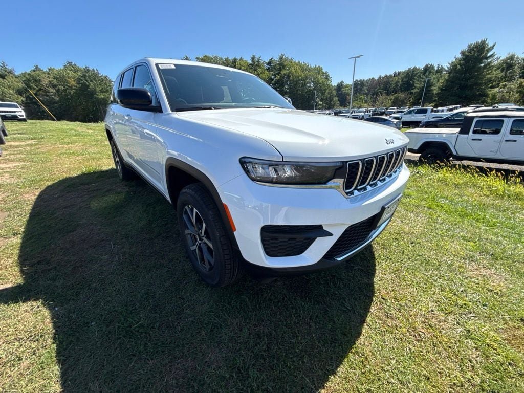 New 2027 Jeep Grand Cherokee Laredo X AWD/4WD image 7