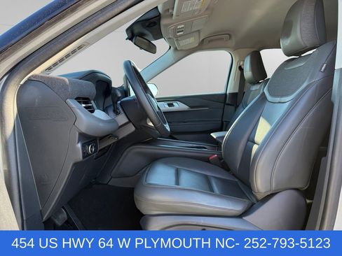 Certified 2025 Ford Explorer Active w/ Active Comfort Package RWD image 9