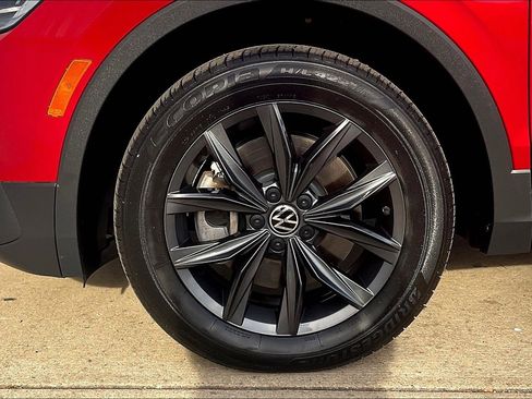 Used 2022 Volkswagen Tiguan SE w/ Panoramic Sunroof Package image 11