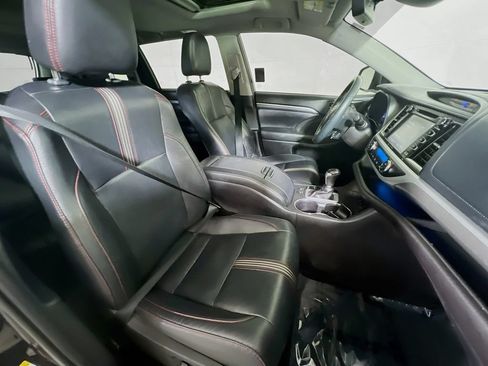 Used 2019 Toyota Highlander SE w/ Nightshade Edition AWD/4WD image 27