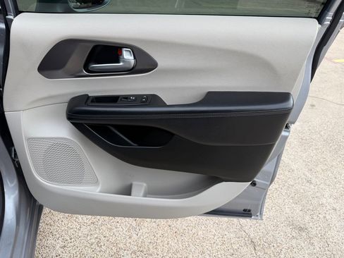 Used 2018 Chrysler Pacifica Limited image 30