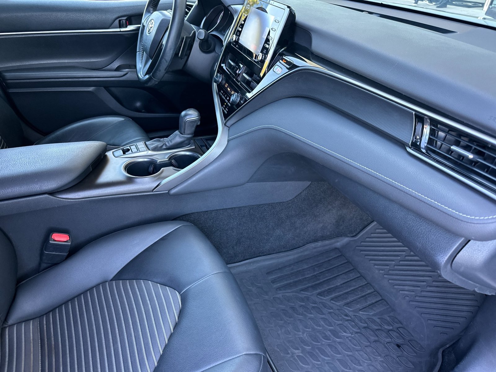 Used 2022 Toyota Camry SE w/ Convenience Package FWD image 15
