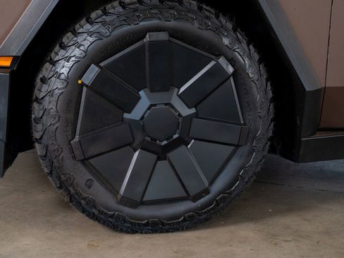 Used 2024 Tesla Cybertruck AWD Crew Cab image 14