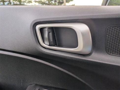 Certified 2022 Hyundai Venue SE image 11