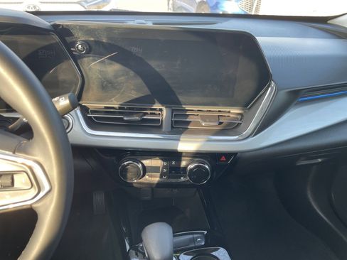 Used 2025 Chevrolet Trax LT w/ LT Convenience Package image 18