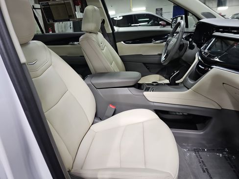 Used 2023 Cadillac XT6 Premium Luxury image 10