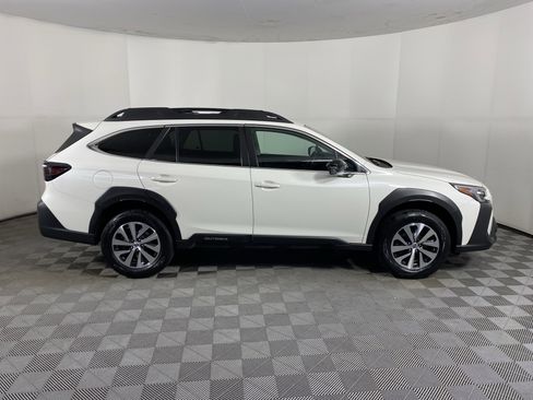 Used 2023 Subaru Outback Premium AWD/4WD image 6