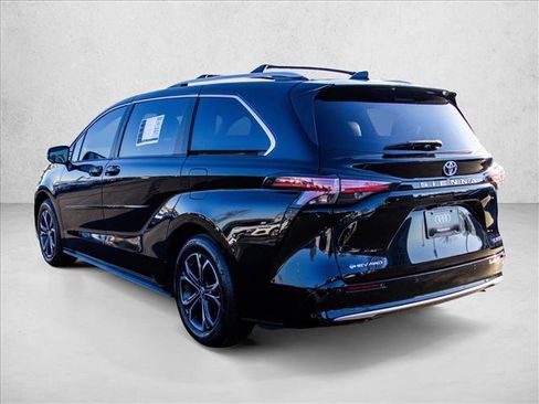 Used 2025 Toyota Sienna Platinum image 7
