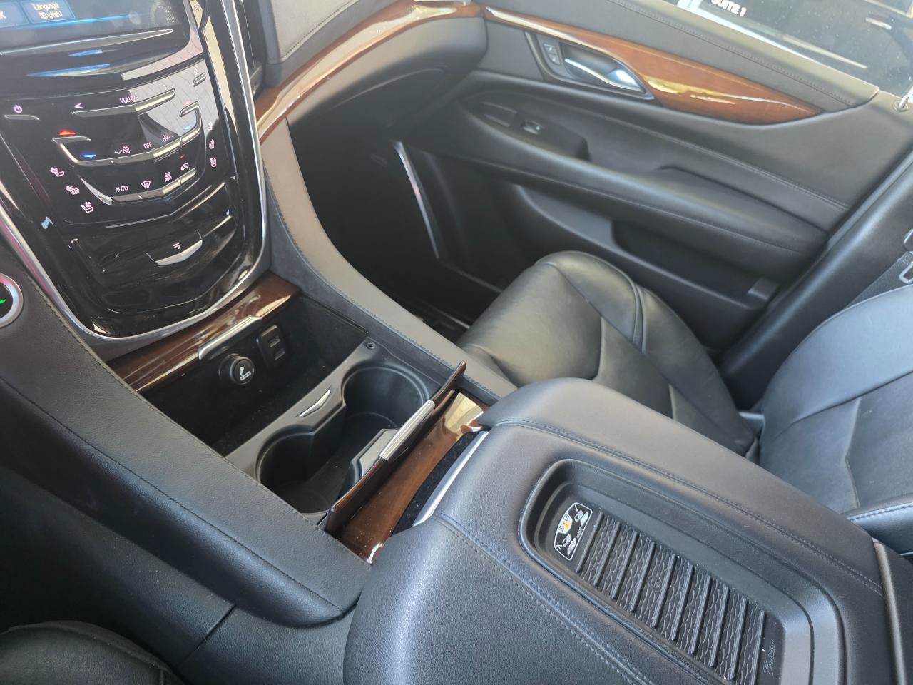 Used 2019 Cadillac Escalade ESV Luxury AWD/4WD image 19
