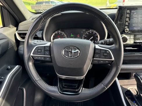Used 2022 Toyota Highlander XSE AWD/4WD image 25