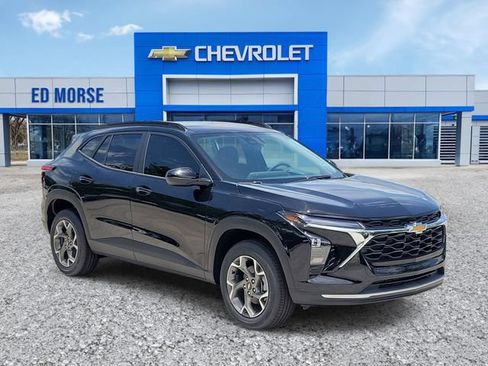 New 2026 Chevrolet Trax LT w/ Driver Confidence Package FWD image 2