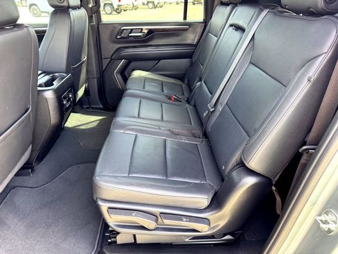 Used 2025 Chevrolet Suburban Z71 image 18