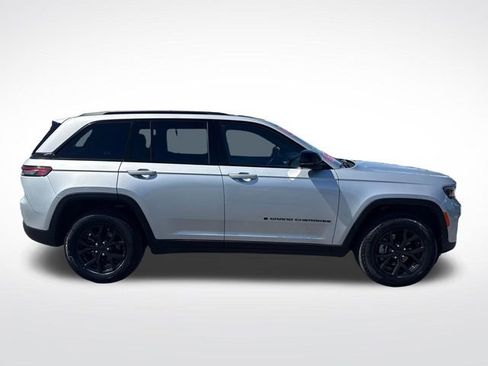 Used 2025 Jeep Grand Cherokee Altitude AWD/4WD image 6