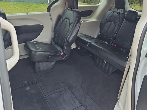 Used 2023 Chrysler Pacifica Touring-L FWD image 17