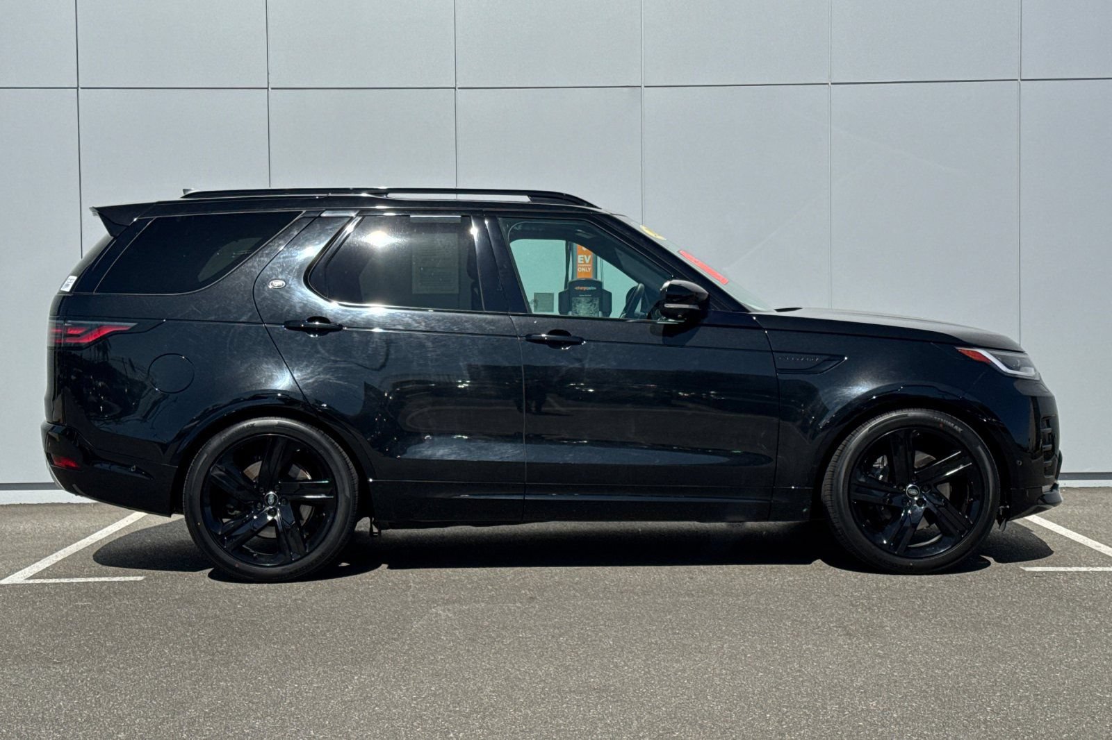 Used 2023 Land Rover Discovery Metropolitan Edition AWD/4WD image 6