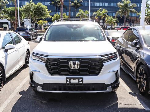 Used 2025 Honda Pilot Elite image 2