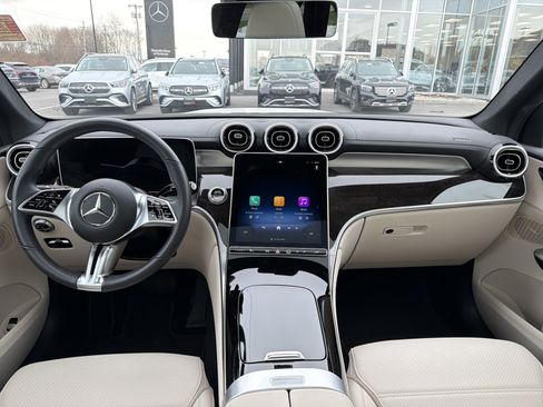 Used 2025 Mercedes-Benz GLC 300 4MATIC image 11