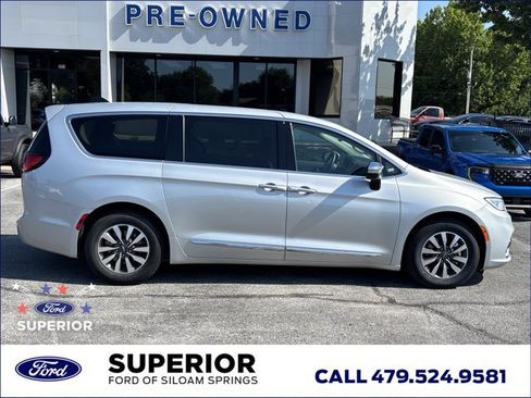 Used 2023 Chrysler Pacifica Limited FWD image 2