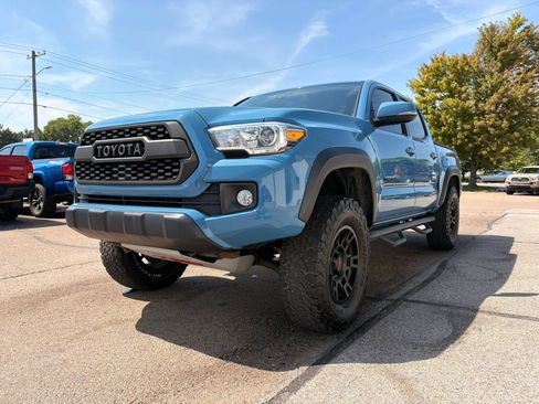 Used 2019 Toyota Tacoma TRD Off-Road w/ TRD Premium Off Road Package AWD/4WD image 4