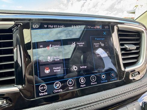 Used 2018 Chrysler Pacifica Limited FWD image 5
