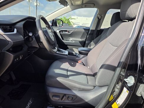 Used 2025 Toyota RAV4 XLE FWD image 27
