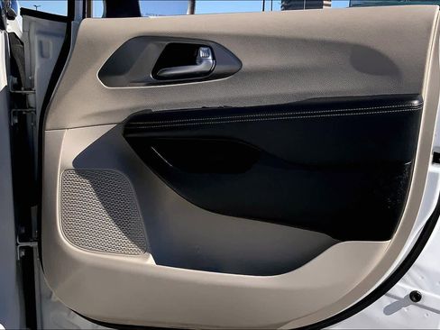 Used 2023 Chrysler Pacifica Touring-L image 21