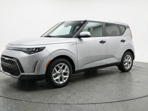 Used 2025 Kia Soul LX w/ LX Technology Package image 3
