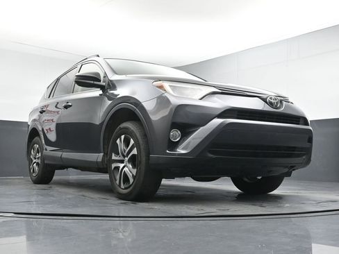 Used 2018 Toyota RAV4 LE FWD image 18