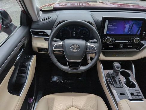Certified 2024 Toyota Highlander Limited FWD image 16