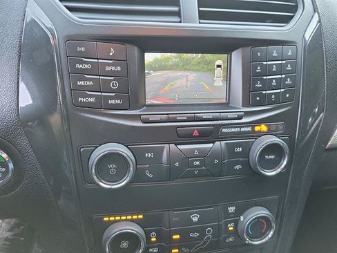Used 2018 Ford Explorer XLT FWD image 12