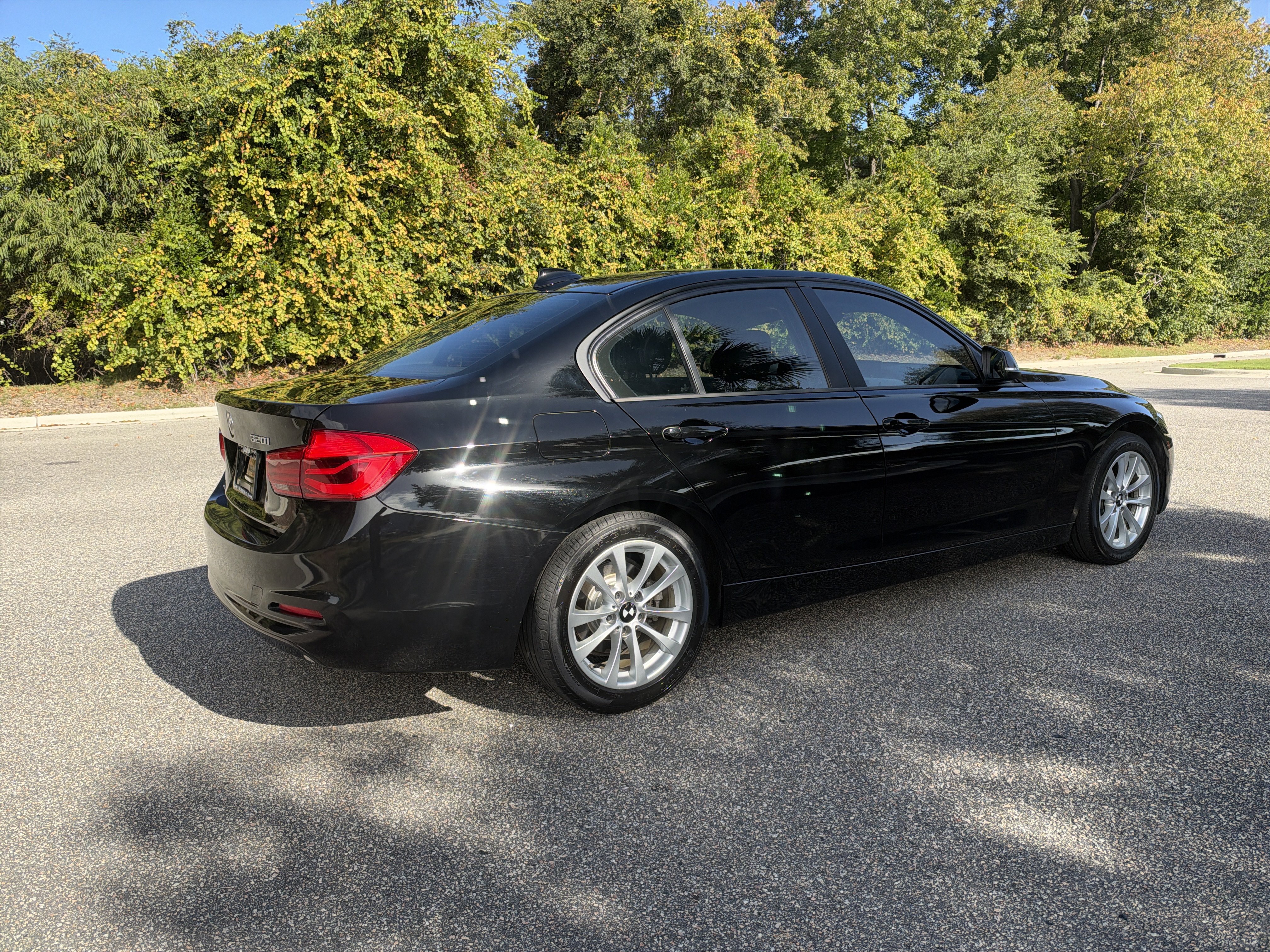 Used 2017 BMW 320i Sedan RWD image 6