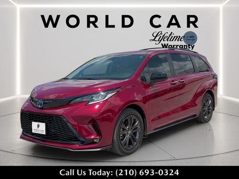 Used 2025 Toyota Sienna XSE FWD image 7