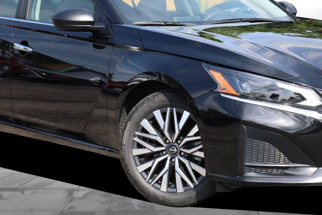 Certified 2025 Nissan Altima 2.5 SV FWD image 3