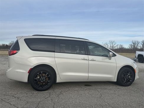 Used 2020 Chrysler Pacifica Touring-L w/ Advanced Safetytec Group image 9