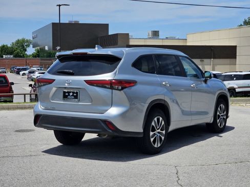 Used 2023 Toyota Highlander XLE FWD image 4
