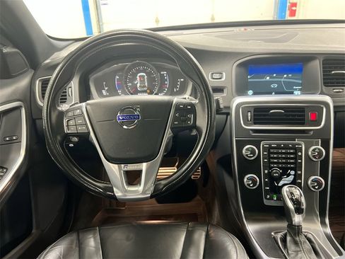 Used 2017 Volvo V60 T6 R-Design Platinum image 21