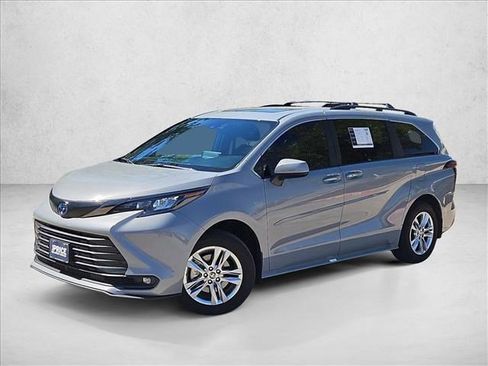 Used 2023 Toyota Sienna XLE Woodland Edition image 1