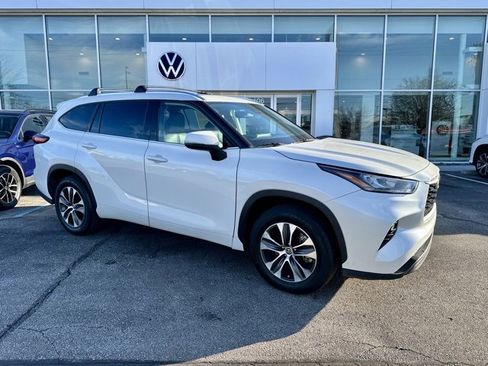 Used 2020 Toyota Highlander XLE image 1