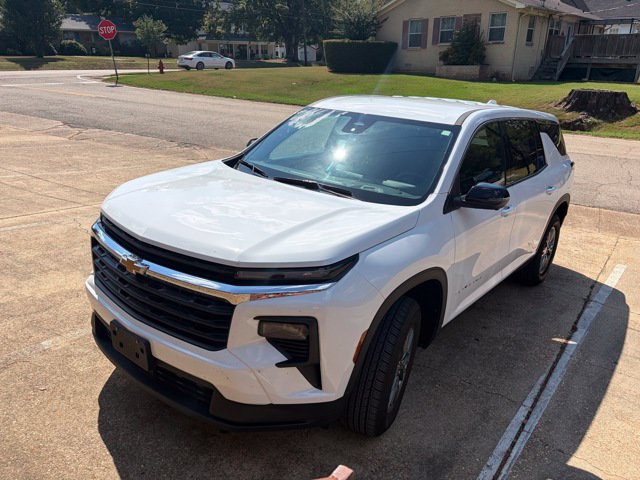 Used 2024 Chevrolet Traverse LS FWD image 2