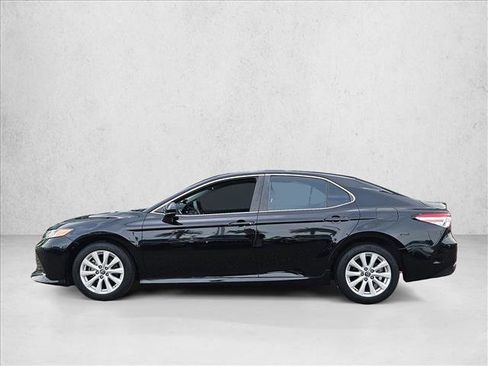Used 2018 Toyota Camry LE image 9