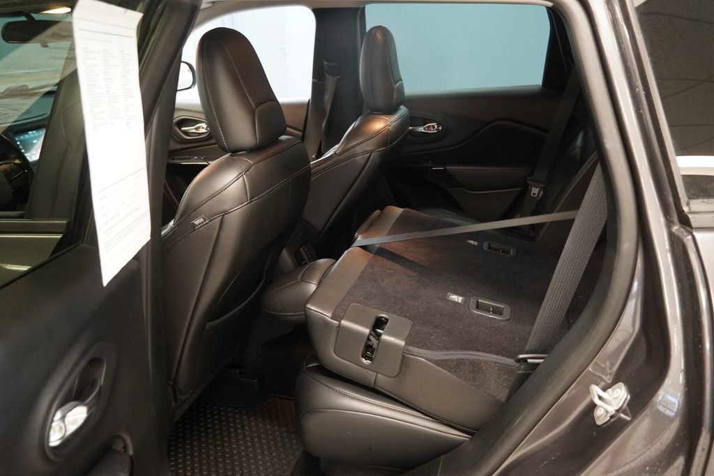 Used 2019 Jeep Cherokee Latitude Plus AWD/4WD image 18