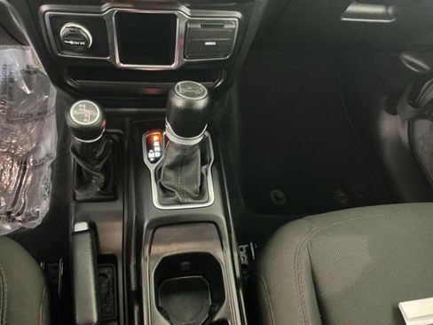 Used 2019 Jeep Wrangler Sport AWD/4WD image 18