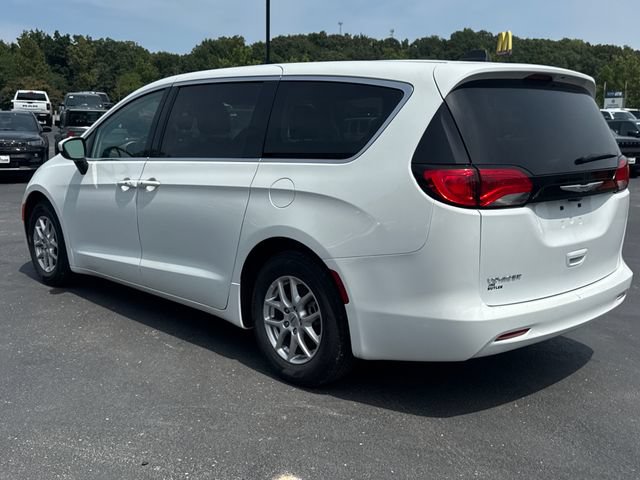 Used 2023 Chrysler Voyager LX FWD image 5