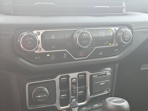 Used 2024 Jeep Gladiator Mojave AWD/4WD image 14